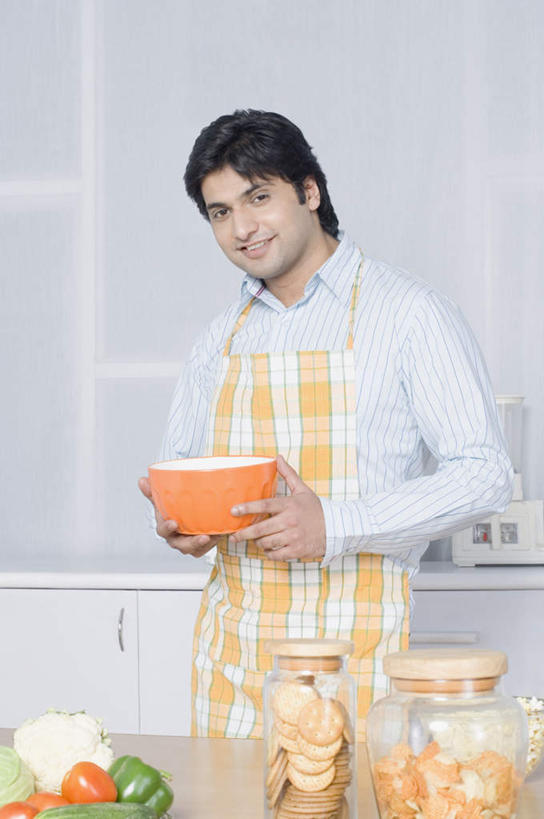 一个人,站,竖图,室内,白天,正面,厨房,桌面,桌子,萝卜,胡萝卜,黄瓜,蔬菜,亚洲,仅一个男性,仅一个人,服装,新鲜,陶瓷,食品,陶瓷制品,拿,拿着,注视,休闲装,食物,仅一个年轻男性,衣服,容器,碗,观察,看,站着,休闲,休闲服,服饰,有机食品,绿色食品,观看,储藏,察看,储存,关注,男人,男性,年轻男性,亚洲人,印度人,青瓜,胡瓜,红萝卜,甘荀,站立,半身,彩图,灶间,贮存