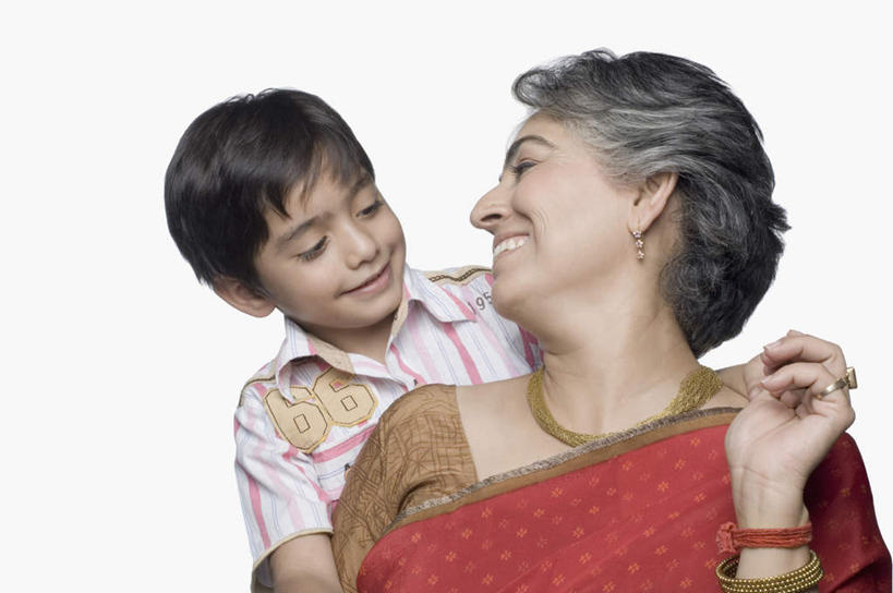 儿童,老年人,两个人,家庭,祖母,站,抱,笑,微笑,露齿笑,横图,室内,白天,白色背景,正面,民族服装,纯洁,亚洲,服装,注视,休闲装,小孩,衣服,观察,看,站着,休闲,温暖,温馨,一家人,休闲服,可爱,童年,童趣,摄影,服饰,影棚,奶奶,抱着,观看,飘逸,祖孙,和睦,察看,搂着,庄重,关注,追求,童真,烂漫,无邪,外婆,外祖母,外孙,纱丽,外孙子,雅致,纱丽服,清婉,妍丽,天真,老年女性,男孩,女人,女性,亚洲人,印度人,孩子,孙子,怀抱,搂,搂抱,相抱,拥抱,站立,半身,彩图,影棚拍摄,传统服装,民俗服,拍摄,融洽,男生,奢华