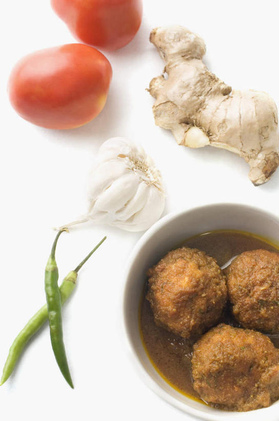 咖哩,无人,竖图,俯视,室内,特写,白天,白色背景,烹饪,桌面,桌子,辣椒,芹菜,蔬菜,蒜,西红柿,朦胧,模糊,新鲜,木制,陶瓷,调料,肉,料理,食品,陶瓷制品,调味品,调味料,蒜头,猪肉,咖喱,菜肴,美食,肉类,食物,一个,木制品,容器,碗,摄影,佳肴,有机食品,绿色食品,荷兰芹,欧芹,香芹,影棚,单个,储藏,储存,肉食,辣角,红海椒,大椒,辣虎,广椒,豚肉,法香,巴西利,洋香菜,洋芫荽,法国香菜,旱芹菜,番荽,印度菜,印度料理,胡蒜,辣子,红辣椒,海椒,番茄,番椒,大蒜,彩图,高角度拍摄,影棚拍摄,拍摄,贮存