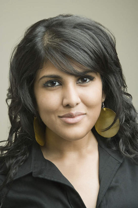 脸,头,脸颊,一个人,站,笑,微笑,竖图,室内,特写,白天,白色背景,正面,亚洲,仅一个年轻女性,仅一个女性,仅一个人,服装,注视,休闲装,装饰品,衣服,饰品,首饰,观察,看,站着,休闲,休闲服,摄影,服饰,影棚,观看,耳坠,察看,关注,耳饰,年轻女性,女人,女性,亚洲人,印度人,头部,脸部,脸蛋,面部,站立,半身,彩图,影棚拍摄,拍摄