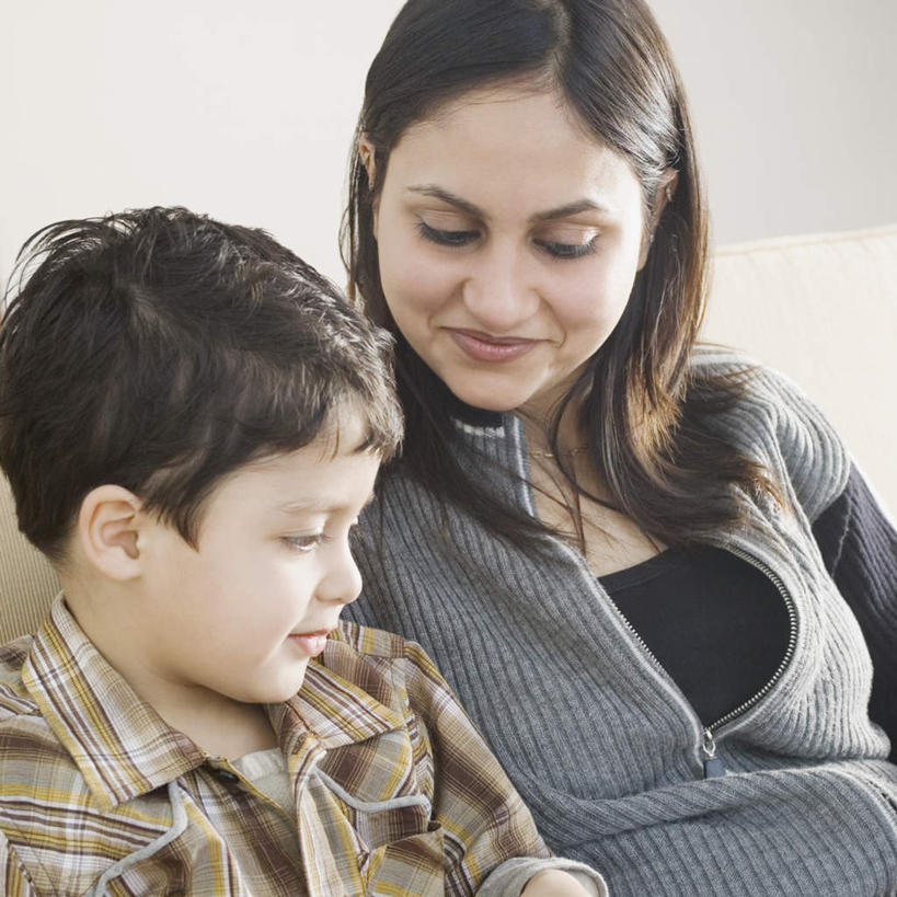 儿童,两个人,家庭,母亲,儿子,坐,横图,室内,白天,正面,纯洁,沙发,亚洲,服装,注视,休闲装,小孩,衣服,观察,看,休闲,温暖,温馨,母子,一家人,休闲服,可爱,母爱,童年,童趣,服饰,观看,和睦,察看,关注,童真,烂漫,无邪,天真,男孩,年轻女性,女人,女性,亚洲人,印度人,孩子,年轻人,坐着,半身,彩图,融洽,男生,皮沙发