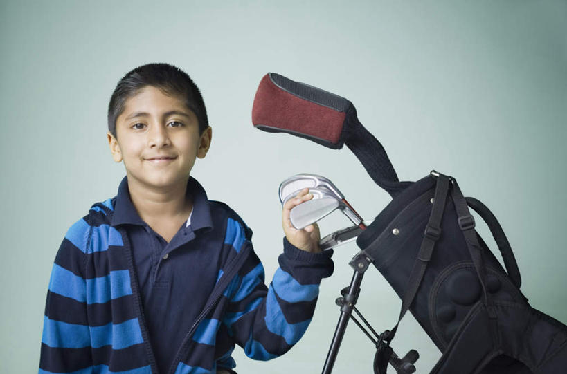 儿童,一个人,站,横图,室内,白天,正面,纯洁,亚洲,仅一个男性,仅一个人,灰色背景,服装,高尔夫,高尔夫球,注视,休闲装,小孩,衣服,观察,看,站着,仅一个小孩,休闲,休闲服,童年,童趣,摄影,服饰,影棚,观看,察看,高尔夫球杆,关注,童真,烂漫,无邪,高尔夫运动,高尔夫球具,高尔夫球杆包,高尔夫拉杆箱,高尔夫拉杆包,天真,男孩,男人,男性,亚洲人,印度人,孩子,站立,半身,彩图,影棚拍摄,爱,拍摄,男生