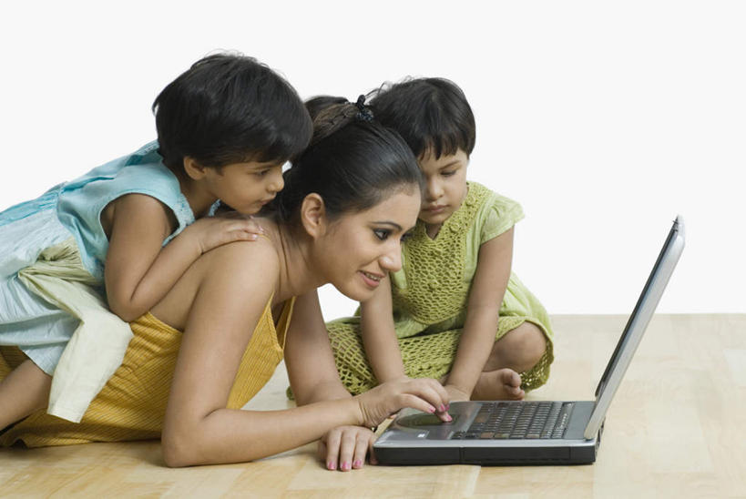 儿童,三个人,家庭,母亲,女儿,横图,室内,白天,侧面,纯洁,电脑,笔记本电脑,地板,亚洲,服装,网络,地面,注视,休闲装,通讯设备,木地板,小孩,衣服,观察,看,趴着,休闲,温暖,温馨,母女,一家人,休闲服,可爱,母爱,童年,童趣,服饰,观看,和睦,察看,无线,关注,通信设备,无线网络,无线上网,便携式电脑,童真,烂漫,无邪,天真,手提电脑,年轻女性,女孩,女人,女性,亚洲人,印度人,孩子,年轻人,趴,半身,彩图,融洽,女生