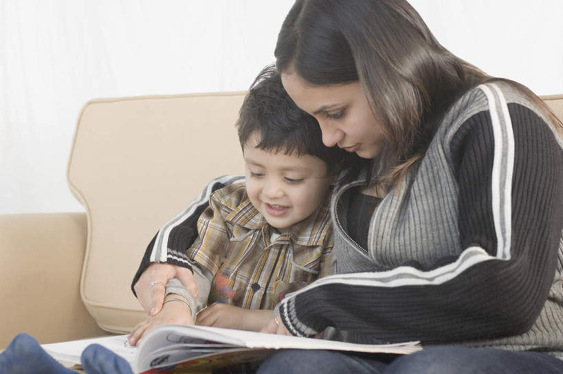 儿童,两个人,家庭,母亲,儿子,坐,横图,室内,白天,正面,看书,阅读,纯洁,卧室,书籍,亚洲,学习,服装,拿,拿着,注视,休闲装,小孩,衣服,书本,观察,看,休闲,温暖,温馨,母子,一家人,休闲服,可爱,母爱,童年,童趣,读书,浏览,服饰,观看,和睦,察看,关注,童真,烂漫,无邪,天真,男孩,年轻女性,女人,女性,亚洲人,印度人,孩子,年轻人,书,图书,坐着,半身,彩图,睡房,卧房,融洽,男生