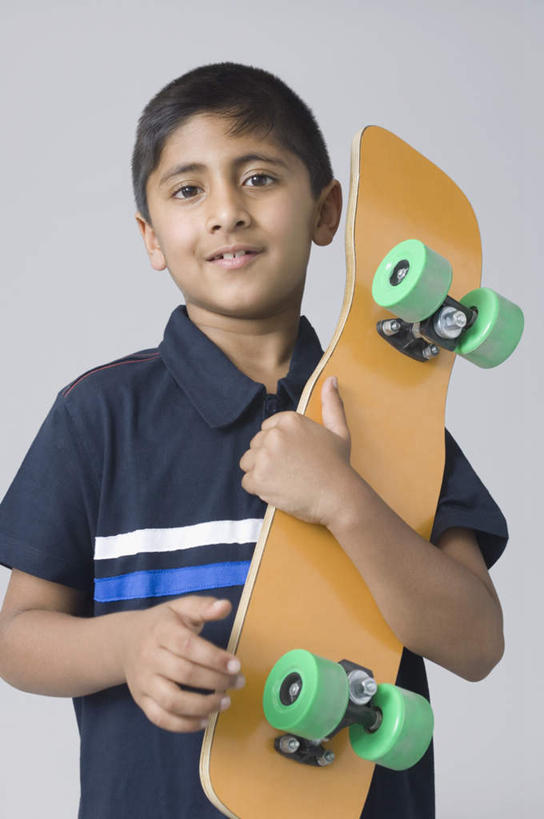 儿童,一个人,站,笑,微笑,露齿笑,竖图,室内,白天,正面,锻炼,纯洁,运动,亚洲,仅一个男性,仅一个人,服装,注视,休闲装,极限运动,小孩,衣服,观察,看,站着,仅一个小孩,休闲,休闲服,可爱,童年,童趣,服饰,滑板,观看,察看,关注,童真,烂漫,无邪,体育,天真,男孩,男人,男性,亚洲人,印度人,孩子,站立,半身,彩图,健身,滑板运动,男生