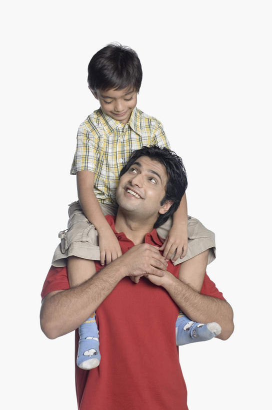 儿童,两个人,家庭,父亲,儿子,站,笑,微笑,露齿笑,竖图,室内,白天,白色背景,正面,纯洁,亚洲,服装,注视,休闲装,小孩,骑,衣服,观察,看,扛,站着,休闲,温暖,温馨,父子,一家人,休闲服,父爱,可爱,童年,童趣,摄影,服饰,影棚,观看,和睦,察看,关注,童真,烂漫,无邪,扛在肩上,骑在肩上,天真,男孩,男人,男性,年轻男性,亚洲人,印度人,孩子,年轻人,站立,半身,彩图,影棚拍摄,拍摄,融洽,男生