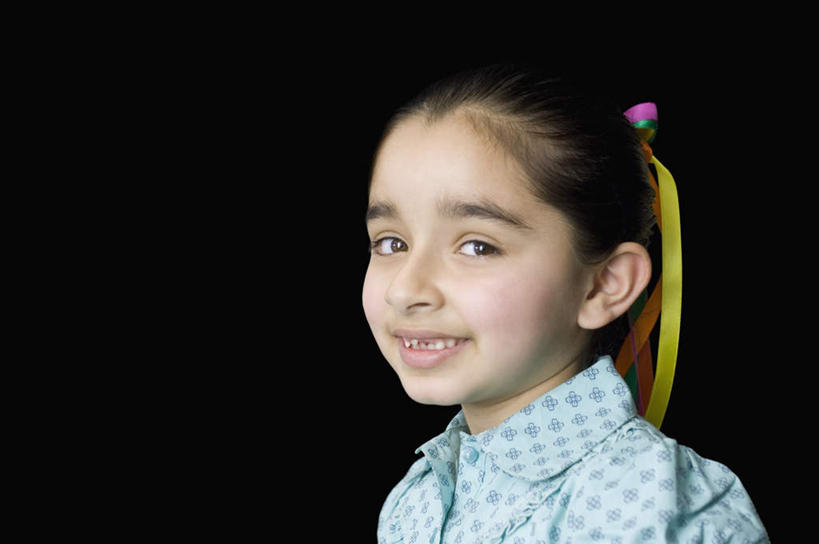 儿童,脸,头,脸颊,一个人,站,笑,微笑,露齿笑,横图,室内,特写,白天,正面,纯洁,亚洲,仅一个女性,仅一个人,黑色背景,服装,注视,休闲装,小孩,衣服,观察,看,站着,仅一个小孩,休闲,休闲服,可爱,童年,童趣,摄影,服饰,影棚,观看,察看,关注,童真,烂漫,无邪,天真,女孩,女人,女性,亚洲人,印度人,孩子,头部,脸部,脸蛋,面部,站立,半身,彩图,影棚拍摄,拍摄,女生