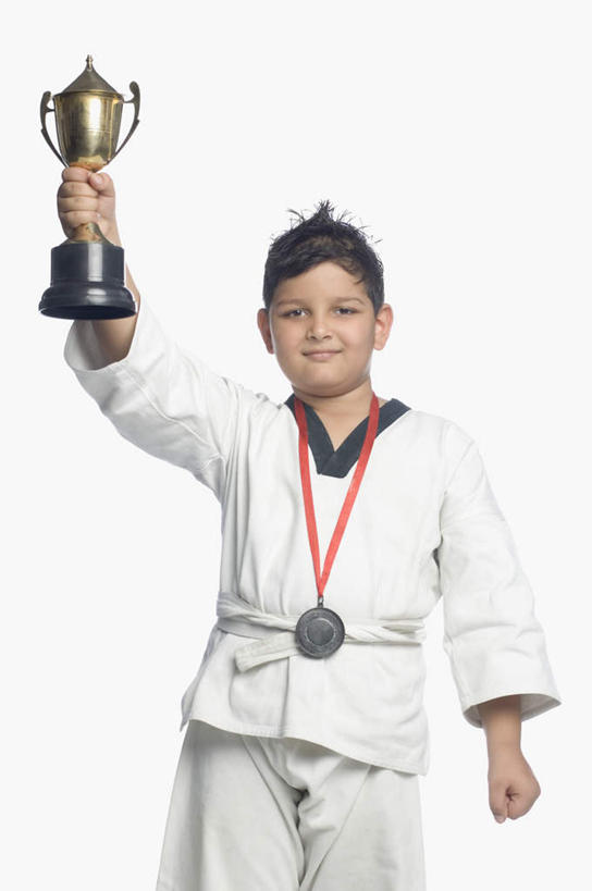 东方人,儿童,一个人,站,举,笑,微笑,露齿笑,竖图,室内,白天,白色背景,正面,纯洁,成功,胜利,亚洲,仅一个男性,仅一个人,服装,小孩,衣服,白色,托,站着,仅一个小孩,光彩,可爱,童年,童趣,摄影,服饰,影棚,衣着,穿着,奖牌,荣誉,奖品,童真,烂漫,无邪,跆拳道服,荣耀,衣饰,光荣,天真,男孩,男人,男性,亚洲人,印度人,孩子,举起,举手,举着,向上举,向上伸,向上托,站立,半身,彩图,影棚拍摄,拍摄,奖杯,男生,练功服