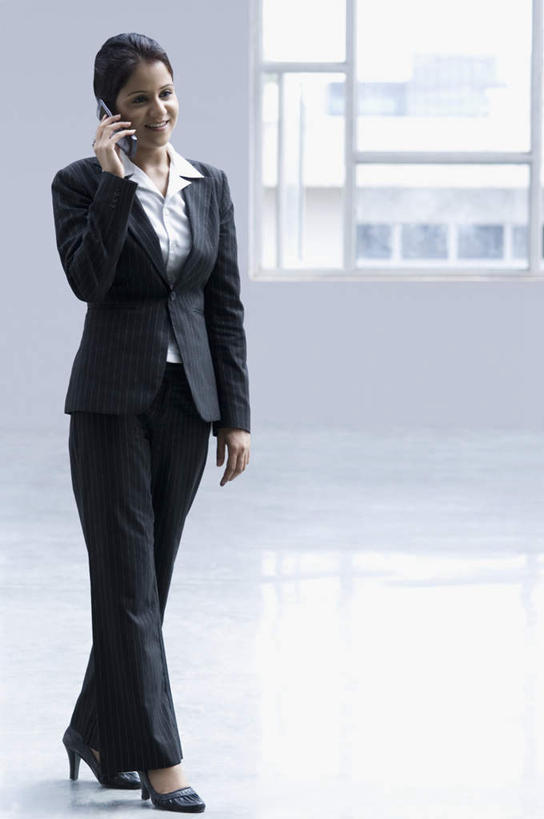 一个人,商务人士,商务女性,站,打电话,竖图,室内,白天,正面,窗户,电话,手机,亚洲,仅一个年轻女性,仅一个女性,仅一个人,套装,拿,拿着,注视,通讯设备,玻璃窗,观察,看,站着,观看,察看,关注,商务装,工薪阶层,交流,年轻女性,女人,女性,亚洲人,印度人,白领,上班族,沟通,通话,站立,彩图,全身