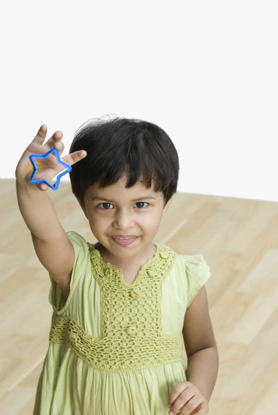 儿童,一个人,站,举,竖图,俯视,室内,白天,纯洁,地板,玩具,亚洲,仅一个女性,仅一个人,服装,地面,注视,休闲装,木地板,小孩,衣服,观察,看,托,站着,仅一个小孩,休闲,休闲服,可爱,童年,童趣,服饰,观看,察看,关注,童真,烂漫,无邪,天真,女孩,女人,女性,亚洲人,印度人,孩子,举起,举手,举着,向上举,向上伸,向上托,站立,半身,彩图,高角度拍摄,女生