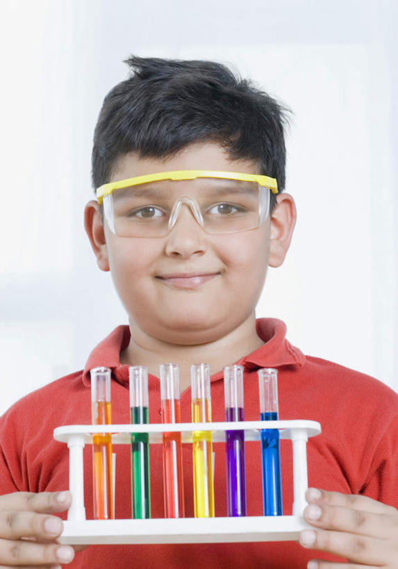 儿童,脸,头,脸颊,一个人,站,竖图,室内,特写,白天,正面,纯洁,安全,实验,仪器,杯子,亚洲,仅一个男性,仅一个人,服装,研究,透明,分析,化学,测试,试管,试管架,眼镜,防护,拿,拿着,注视,休闲装,架子,玻璃制品,小孩,衣服,玻璃瓶,瓶子,观察,看,站着,仅一个小孩,休闲,休闲服,器皿,可爱,童年,童趣,服饰,观看,护目镜,保护,察看,关注,保险,计量,童真,烂漫,无邪,玻璃仪器,试验耗材,实验用品,保全,周全,安稳,安定,安全防护眼镜,平安,天真,男孩,男人,男性,亚洲人,印度人,孩子,头部,脸部,脸蛋,面部,玻璃杯,站立,半身,彩图,防护眼镜,男生