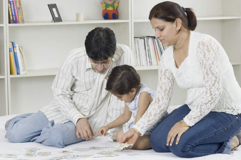 儿童,三个人,家庭,夫妻,母亲,父亲,女儿,跪,横图,室内,白天,正面,爱情,游戏,纯洁,床,纸牌,扑克,亚洲,戴,服装,眼镜,双人床,床单,浪漫,拿,玩,拿着,注视,休闲装,娱乐,被子,小孩,衣服,观察,看,休闲,温暖,温馨,父女,母女,三口之家,一家人,休闲服,恩爱,父爱,可爱,母爱,童年,童趣,恋人,服饰,观看,和睦,察看,被单,关注,近视眼镜,童真,烂漫,无邪,天真,男人,男性,年轻男性,年轻女性,女孩,女人,女性,亚洲人,印度人,孩子,年轻人,夫妇,情侣,跪着,玩耍,嬉戏,彩图,全身,伴侣,融洽,女生