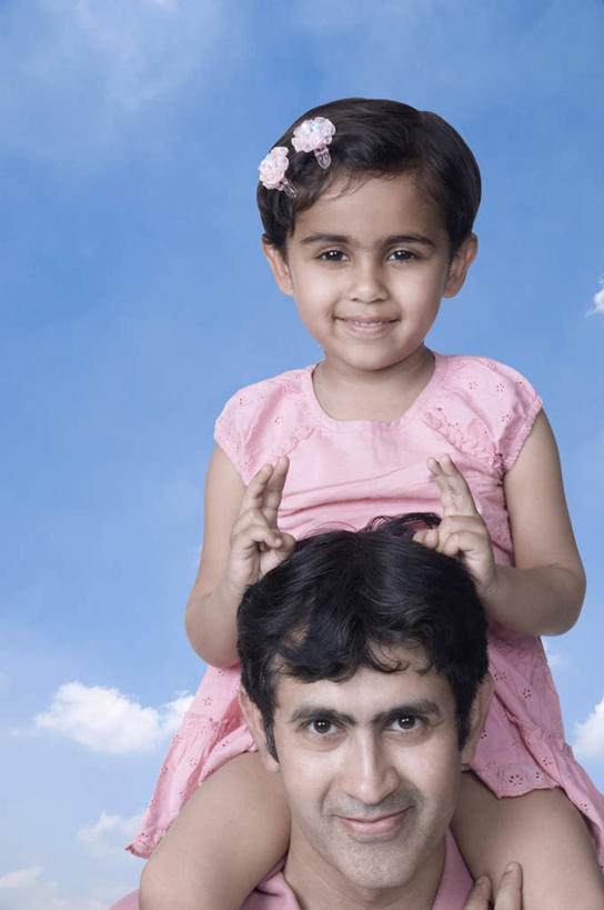 儿童,两个人,家庭,父亲,女儿,站,笑,微笑,露齿笑,竖图,室内,白天,正面,纯洁,亚洲,服装,云,云朵,云彩,注视,休闲装,骑,衣服,蓝色,白云,蓝天,天空,天,观察,看,扛,站着,休闲,温暖,温馨,父女,一家人,休闲服,父爱,可爱,童年,童趣,摄影,服饰,影棚,晴朗,观看,和睦,察看,关注,童真,烂漫,无邪,扛在肩上,骑在肩上,天真,男人,男性,年轻男性,年轻女性,女孩,女人,女性,亚洲人,印度人,孩子,晴空,站立,半身,彩图,影棚拍摄,拍摄,融洽