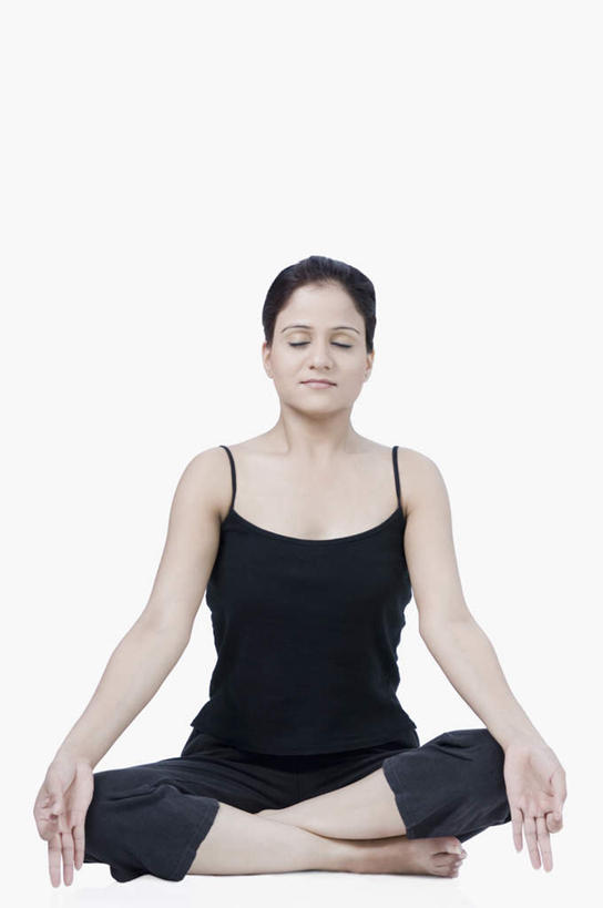 一个人,坐,闭眼,盘腿,竖图,室内,白天,白色背景,正面,锻炼,瑜伽,运动,亚洲,仅一个年轻女性,仅一个女性,仅一个人,服装,休闲装,衣服,休闲,休闲服,养生,摄影,服饰,影棚,体育,年轻女性,女人,女性,亚洲人,印度人,闭眼睛,闭着眼,闭着眼睛,盘腿而坐,盘膝,盘着腿的,盘着腿坐,双腿交叉,坐着,彩图,全身,影棚拍摄,健身,拍摄