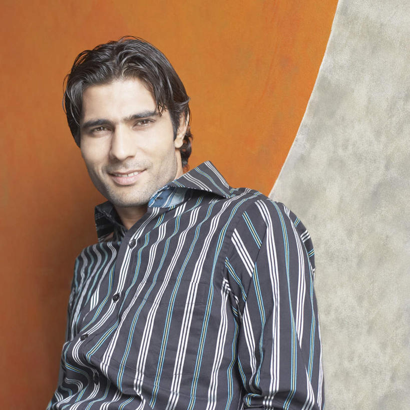 西方人,一个人,商务人士,商务男性,坐,笑,微笑,横图,室内,白天,正面,衬衫,欧洲,欧洲人,仅一个男性,仅一个人,套装,墙,墙壁,墙面,仅一个年轻男性,商务装,工薪阶层,男人,男性,年轻男性,白种人,白领,上班族,坐着,半身,彩图,衬衣