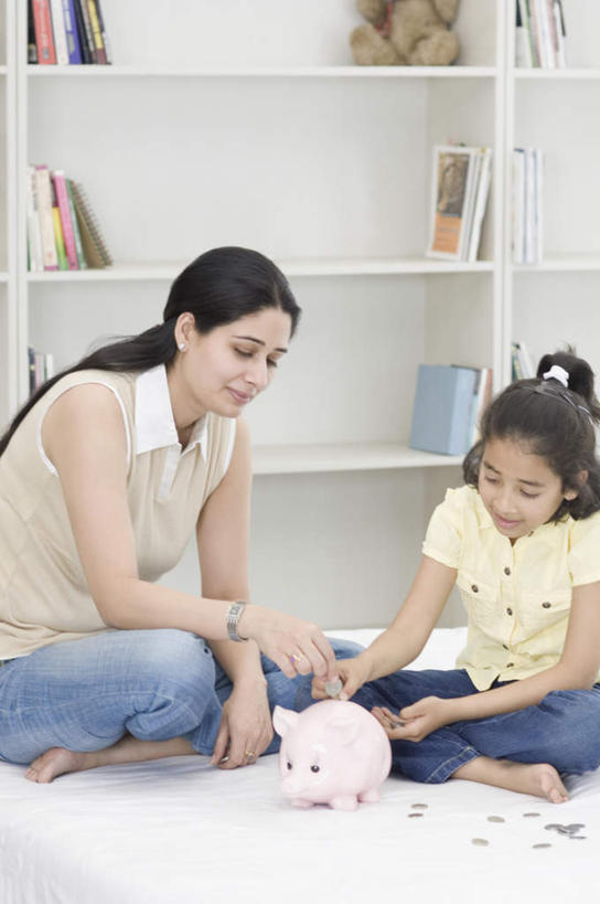 儿童,两个人,家庭,母亲,女儿,坐,盘腿,竖图,室内,白天,正面,纯洁,钱,床,柜子,卧室,亚洲,服装,钱币,双人床,床单,拿,拿着,注视,休闲装,被子,小孩,衣服,容器,观察,看,休闲,温暖,温馨,母女,一家人,休闲服,储蓄罐,器皿,可爱,母爱,童年,童趣,储蓄,存钱,金融,理财,服饰,经济,观看,和睦,察看,被单,资金,存钱罐,关注,存款,流通,贸易,童真,烂漫,无邪,贮钱罐,储钱罐,扑满,天真,货币,现金,硬币,年轻女性,女孩,女人,女性,亚洲人,印度人,孩子,年轻人,盘腿而坐,盘膝,盘着腿的,盘着腿坐,双腿交叉,坐着,彩图,全身,睡房,卧房,融洽,女生