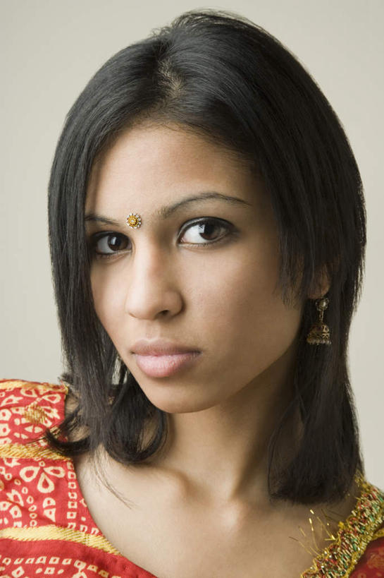 脸,头,脸颊,痣,一个人,站,竖图,室内,特写,白天,白色背景,正面,民族服装,亚洲,仅一个年轻女性,仅一个女性,仅一个人,注视,观察,看,祈福,站着,摄影,服饰,影棚,观看,飘逸,察看,庄重,关注,追求,纱丽,吉祥痣,朱砂痣,雅致,避邪,消灾,纱丽服,清婉,妍丽,迪勒格,年轻女性,女人,女性,亚洲人,印度人,头部,脸部,脸蛋,面部,站立,半身,彩图,影棚拍摄,传统服装,民俗服,拍摄,奢华