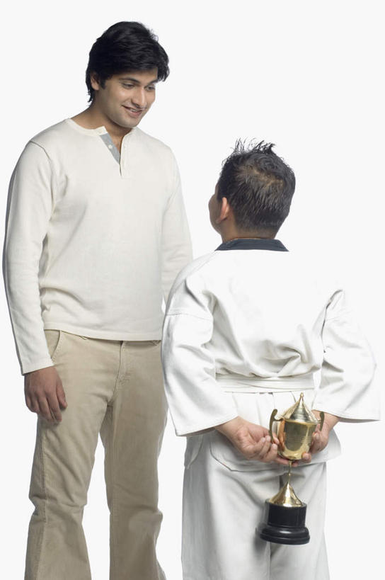 儿童,背部,两个人,家庭,父亲,儿子,站,笑,微笑,露齿笑,竖图,室内,白天,白色背景,正面,纯洁,成功,胜利,亚洲,服装,拿,拿着,注视,休闲装,小孩,衣服,观察,看,站着,休闲,温暖,温馨,父子,一家人,休闲服,父爱,光彩,可爱,童年,童趣,摄影,服饰,影棚,观看,和睦,察看,关注,荣誉,奖品,童真,烂漫,无邪,荣耀,光荣,天真,男孩,男人,男性,年轻男性,亚洲人,印度人,孩子,年轻人,抬头,仰头,站立,半身,彩图,影棚拍摄,拍摄,融洽,奖杯,男生