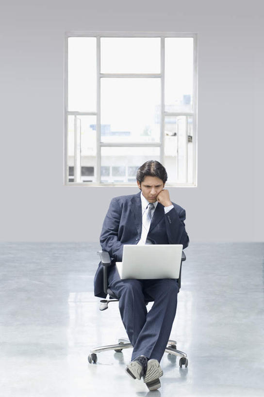 一个人,商务人士,商务男性,坐,竖图,室内,白天,正面,衬衫,电脑,笔记本电脑,窗户,亚洲,仅一个男性,仅一个人,撑,套装,网络,托腮,注视,通讯设备,玻璃窗,仅一个年轻男性,观察,看,托,观看,察看,无线,关注,托下巴,通信设备,商务装,无线网络,无线上网,便携式电脑,工薪阶层,手提电脑,男人,男性,年轻男性,亚洲人,印度人,白领,上班族,坐着,彩图,全身,衬衣