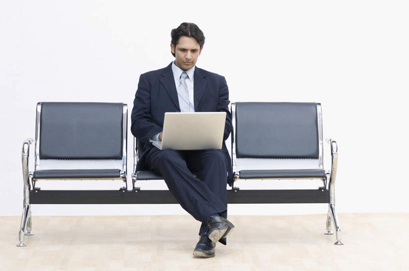 一个人,商务人士,商务男性,坐,横图,室内,白天,正面,衬衫,电脑,笔记本电脑,地板,亚洲,仅一个男性,仅一个人,套装,网络,墙,地面,注视,通讯设备,座椅,木地板,墙壁,墙面,仅一个年轻男性,观察,看,观看,察看,无线,关注,通信设备,商务装,无线网络,无线上网,便携式电脑,工薪阶层,手提电脑,男人,男性,年轻男性,亚洲人,印度人,白领,上班族,坐着,彩图,全身,衬衣