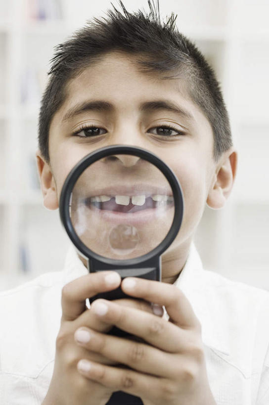 儿童,脸,头,脸颊,手,牙齿,一个人,站,竖图,室内,特写,白天,正面,纯洁,仪器,亚洲,双手,仅一个男性,仅一个人,服装,检查,朦胧,模糊,反射,分析,科学,放大镜,拿,拿着,注视,休闲装,小孩,衣服,观察,看,清洁,站着,仅一个小孩,休闲,手部,休闲服,可爱,清晰,探索,童年,童趣,服饰,放大,观看,仔细,透镜,察看,凸透镜,聚焦,关注,童真,烂漫,无邪,光学,清楚,天真,男孩,男人,男性,亚洲人,印度人,孩子,头部,齿,脸部,脸蛋,面部,牙,牙龈,站立,半身,彩图,男生