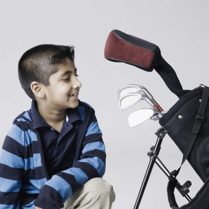 儿童,一个人,蹲,笑,微笑,露齿笑,横图,室内,白天,白色背景,正面,纯洁,亚洲,仅一个男性,仅一个人,服装,高尔夫,高尔夫球,注视,休闲装,小孩,衣服,观察,看,仅一个小孩,休闲,休闲服,可爱,童年,童趣,摄影,服饰,影棚,观看,察看,高尔夫球杆,关注,童真,烂漫,无邪,高尔夫运动,高尔夫球具,高尔夫球杆包,高尔夫拉杆箱,高尔夫拉杆包,天真,男孩,男人,男性,亚洲人,印度人,孩子,蹲着,半身,彩图,影棚拍摄,拍摄,男生