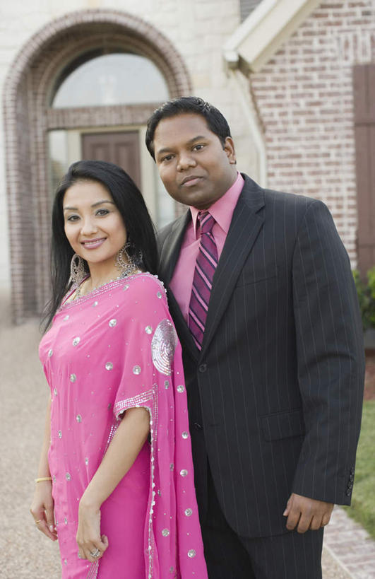 两个人,家庭,夫妻,站,笑,微笑,露齿笑,竖图,室外,白天,正面,民族服装,衬衫,西装,爱情,门,亚洲,套装,正装,领带,浪漫,注视,职业装,门框,观察,看,站着,温暖,温馨,一家人,恩爱,恋人,服饰,观看,飘逸,和睦,察看,象征,庄重,关注,追求,身份,纱丽,雅致,正式,地位,纱丽服,清婉,妍丽,男人,男性,年轻男性,年轻女性,女人,女性,亚洲人,印度人,年轻人,夫妇,情侣,站立,半身,彩图,衬衣,传统服装,民俗服,伴侣,融洽,奢华