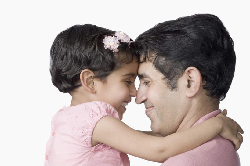 儿童,脸,头,脸颊,两个人,家庭,父亲,女儿,站,抱,横图,室内,特写,白天,白色背景,侧面,纯洁,亚洲,服装,注视,休闲装,小孩,衣服,观察,看,站着,休闲,温暖,温馨,父女,一家人,面对面,休闲服,父爱,可爱,童年,童趣,摄影,服饰,影棚,抱着,观看,和睦,察看,搂着,关注,童真,烂漫,无邪,天真,男人,男性,年轻男性,女孩,亚洲人,印度人,孩子,年轻人,头部,脸部,脸蛋,面部,怀抱,搂,搂抱,相抱,拥抱,站立,半身,彩图,影棚拍摄,拍摄,融洽,女生