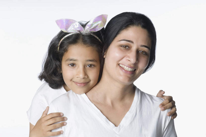 儿童,脸,头,脸颊,两个人,家庭,母亲,女儿,站,抱,笑,微笑,露齿笑,横图,室内,特写,白天,白色背景,正面,纯洁,亚洲,服装,注视,休闲装,小孩,衣服,观察,看,站着,休闲,温暖,温馨,母女,一家人,休闲服,可爱,母爱,童年,童趣,摄影,服饰,影棚,抱着,观看,和睦,察看,搂着,关注,童真,烂漫,无邪,天真,年轻女性,女孩,女人,女性,亚洲人,印度人,孩子,年轻人,头部,脸部,脸蛋,面部,怀抱,搂,搂抱,相抱,拥抱,站立,半身,彩图,影棚拍摄,拍摄,融洽,女生