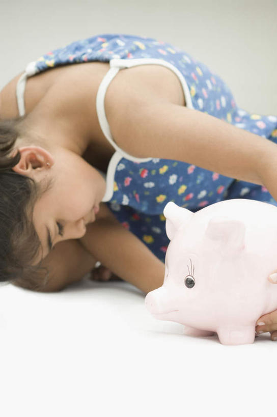 儿童,一个人,坐,竖图,室内,白天,正面,纯洁,床,卧室,亚洲,仅一个女性,仅一个人,服装,双人床,床单,注视,休闲装,被子,小孩,衣服,容器,观察,看,仅一个小孩,休闲,休闲服,储蓄罐,器皿,可爱,童年,童趣,储蓄,存钱,金融,理财,服饰,经济,观看,察看,被单,资金,存钱罐,关注,存款,流通,贸易,童真,烂漫,无邪,贮钱罐,储钱罐,扑满,天真,女孩,女人,女性,亚洲人,印度人,孩子,坐着,半身,彩图,睡房,卧房,女生