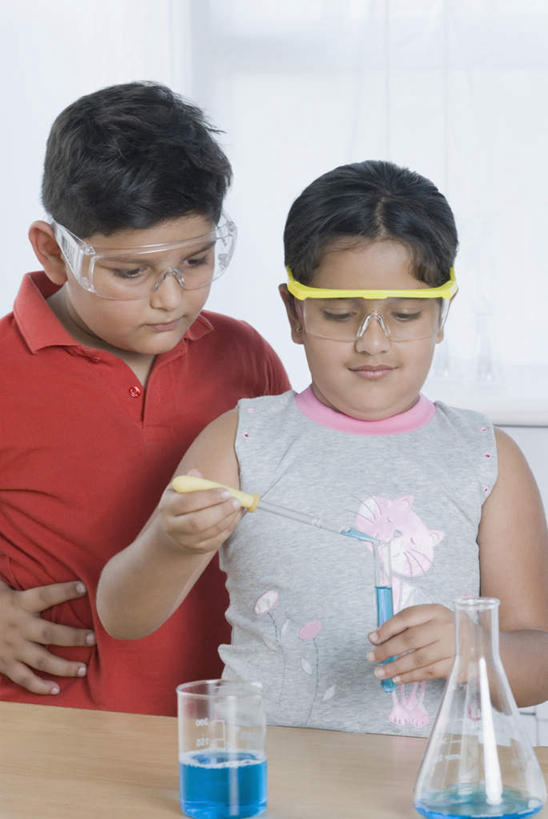 儿童,两个人,家庭,站,竖图,室内,白天,正面,纯洁,安全,实验,仪器,桌面,桌子,杯子,亚洲,戴,服装,研究,透明,分析,化学,测试,木制,烧杯,试管,眼镜,液体,锥形瓶,防护,拿,拿着,注视,休闲装,玻璃制品,小孩,衣服,玻璃瓶,木制品,瓶子,观察,看,站着,休闲,温暖,温馨,一家人,休闲服,器皿,可爱,童年,童趣,服饰,观看,护目镜,保护,和睦,察看,关注,保险,计量,童真,烂漫,无邪,玻璃仪器,试验耗材,实验用品,保全,周全,安稳,安定,安全防护眼镜,平安,天真,男孩,男人,男性,女孩,女人,女性,亚洲人,印度人,玻璃杯,站立,半身,彩图,融洽,防护眼镜,男生,女生