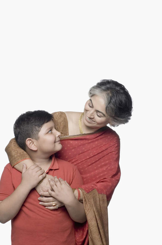 儿童,老年人,两个人,家庭,祖母,站,抱,竖图,室内,白天,白色背景,正面,民族服装,纯洁,亚洲,服装,注视,休闲装,小孩,衣服,观察,看,站着,休闲,温暖,温馨,一家人,休闲服,可爱,童年,童趣,摄影,服饰,影棚,奶奶,抱着,观看,飘逸,祖孙,和睦,察看,搂着,庄重,关注,追求,童真,烂漫,无邪,外婆,外祖母,外孙,纱丽,外孙子,雅致,纱丽服,清婉,妍丽,天真,老年女性,男孩,女人,女性,亚洲人,印度人,孩子,孙子,怀抱,搂,搂抱,相抱,拥抱,站立,半身,彩图,影棚拍摄,传统服装,民俗服,拍摄,融洽,男生,奢华