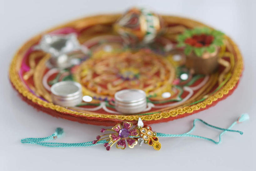 无人,横图,俯视,室内,特写,白天,白色背景,桌面,桌子,静物,餐具,朦胧,模糊,木制,碟子,盘,装饰品,一个,盘子,木制品,绳子,饰品,手链,首饰,碟,摄影,手镯,影棚,单个,绳索,镯子,彩图,高角度拍摄,影棚拍摄,拍摄