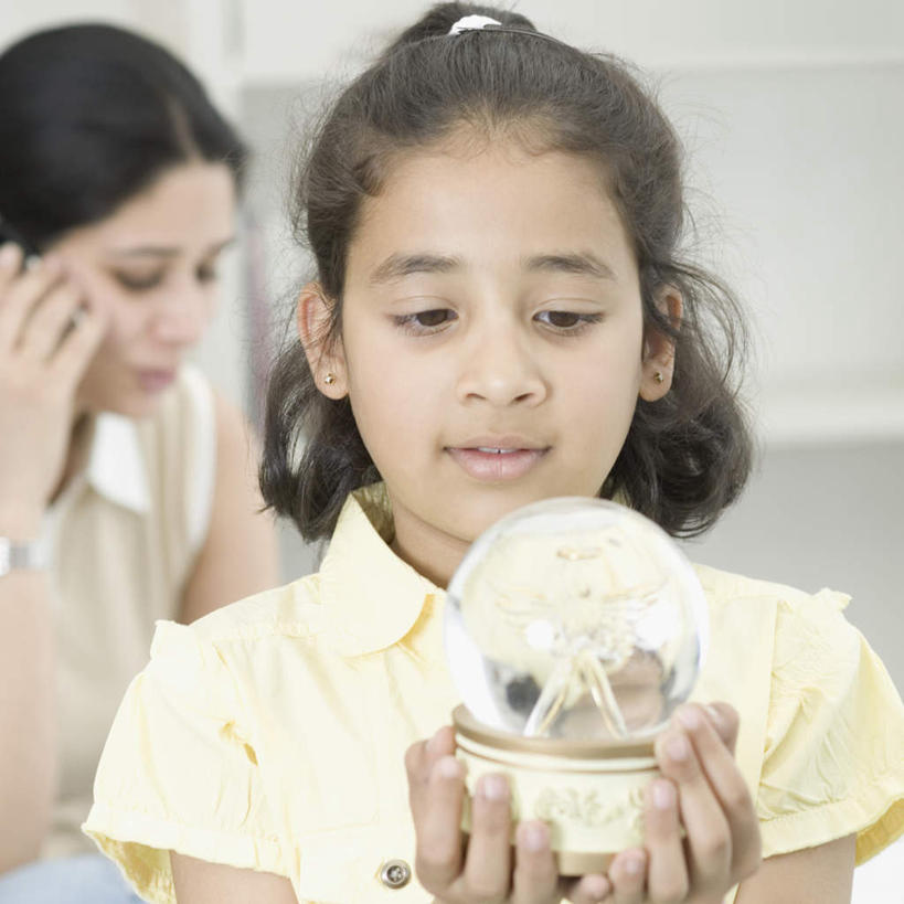 儿童,脸,头,脸颊,两个人,家庭,母亲,女儿,站,捧,横图,室内,特写,白天,正面,纯洁,亚洲,服装,朦胧,模糊,透明,水晶,注视,休闲装,小孩,衣服,观察,看,站着,休闲,球体,温暖,温馨,母女,一家人,休闲服,水晶球,可爱,母爱,童年,童趣,服饰,观看,和睦,察看,关注,童真,烂漫,无邪,天真,年轻女性,女孩,女人,女性,亚洲人,印度人,孩子,年轻人,头部,脸部,脸蛋,面部,端,端着,捧着,手捧,站立,半身,彩图,融洽,女生