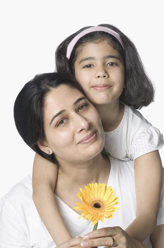 儿童,两个人,家庭,母亲,女儿,站,抱,笑,微笑,露齿笑,竖图,室内,白天,白色背景,正面,爱情,幸福,纯洁,太阳,向日葵,亚洲,服装,装饰,盛开,拿,花蕾,拿着,注视,休闲装,花,花瓣,花朵,鲜花,小孩,衣服,发箍,发饰,饰品,花苞,花蕊,观察,看,站着,休闲,温暖,温馨,母女,一家人,休闲服,可爱,母爱,童年,童趣,摄影,服饰,影棚,头箍,抱着,观看,和睦,察看,搂着,关注,发卡,光辉,童真,烂漫,无邪,配饰,沉默,忠诚,勇敢,投缘,爱慕,高傲,天真,朝阳花,葵花,望日莲,向阳花,转日莲,年轻女性,女孩,女人,女性,亚洲人,印度人,孩子,年轻人,怀抱,搂,搂抱,相抱,拥抱,站立,半身,彩图,影棚拍摄,拍摄,融洽,女生