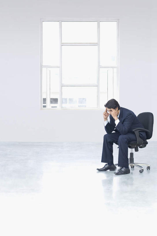 一个人,商务人士,商务男性,办公室,坐,竖图,室内,白天,侧面,衬衫,窗户,亚洲,仅一个男性,仅一个人,撑,套装,注视,座椅,玻璃窗,仅一个年轻男性,观察,看,思考,观看,察看,撑着,关注,商务装,工薪阶层,男人,男性,年轻男性,亚洲人,印度人,白领,上班族,坐着,彩图,全身,衬衣