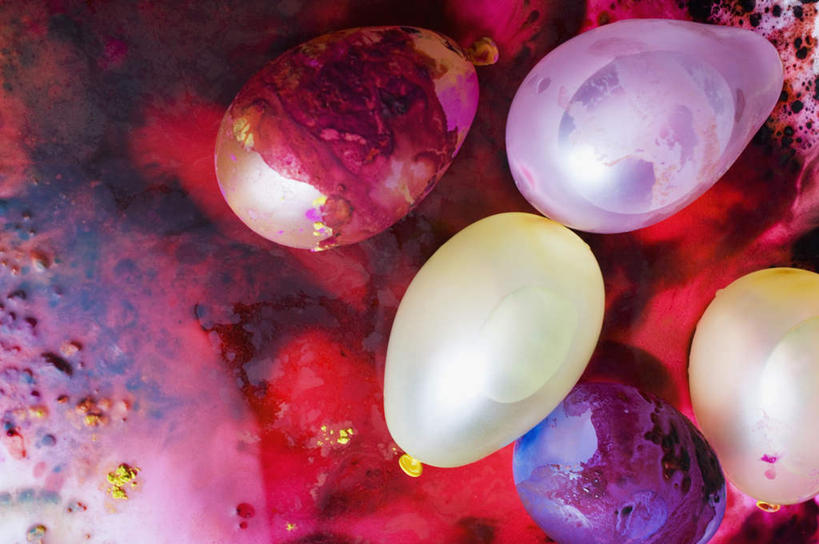 无人,横图,俯视,彩色,室内,特写,白天,游戏,玩具,春节,节日,庆祝,装饰,塑料,纸屑,凌乱,玩,文化,娱乐,气球,塑料制品,庆典,休闲,充气玩具,橡胶,益智,摄影,影棚,活动,纪念,五颜六色,华丽,修饰,碎纸,点缀,混乱,发泄,消遣,智力,五彩缤纷,碎纸条,橡胶制品,宣泄,衬托,美观,雅致,雅观,绚烂,纷乱,缭乱,庞杂,五彩纸屑,玩耍,嬉戏,彩图,高角度拍摄,影棚拍摄,拍摄