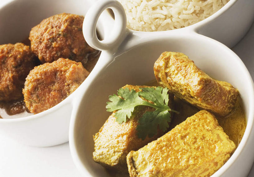 海鲜,咖哩,无人,横图,俯视,室内,特写,白天,烹饪,桌面,桌子,芹菜,蔬菜,朦胧,模糊,新鲜,木制,鱼,陶瓷,调料,肉,鱼肉,料理,食品,陶瓷制品,调味品,调味料,水产,猪肉,咖喱,菜肴,美食,肉类,鱼类,海洋生物,食物,木制品,容器,碗,摄影,佳肴,有机食品,绿色食品,荷兰芹,欧芹,香芹,影棚,储藏,储存,水生动物,海产品,水生物,肉食,海底动物,豚肉,法香,巴西利,洋香菜,洋芫荽,法国香菜,旱芹菜,番荽,印度菜,印度料理,彩图,高角度拍摄,影棚拍摄,拍摄,贮存