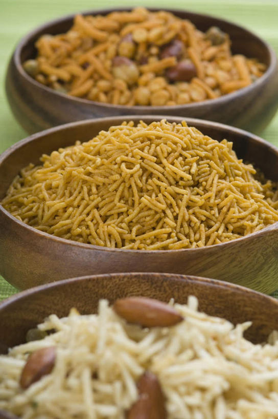 无人,竖图,俯视,室内,特写,白天,烹饪,桌面,桌子,杏仁,一堆,一排,堆叠,堆积,朦胧,模糊,整齐,木制,陶瓷,调味,香料,佐料,料理,食品,陶瓷制品,菜肴,美食,食物,排列,三个,木制品,容器,碗,佳肴,储藏,堆,配料,储存,队列,作料,印度菜,印度料理,杏子,杏梅仁,杏核仁,木落子,苦杏仁,彩图,高角度拍摄,贮存