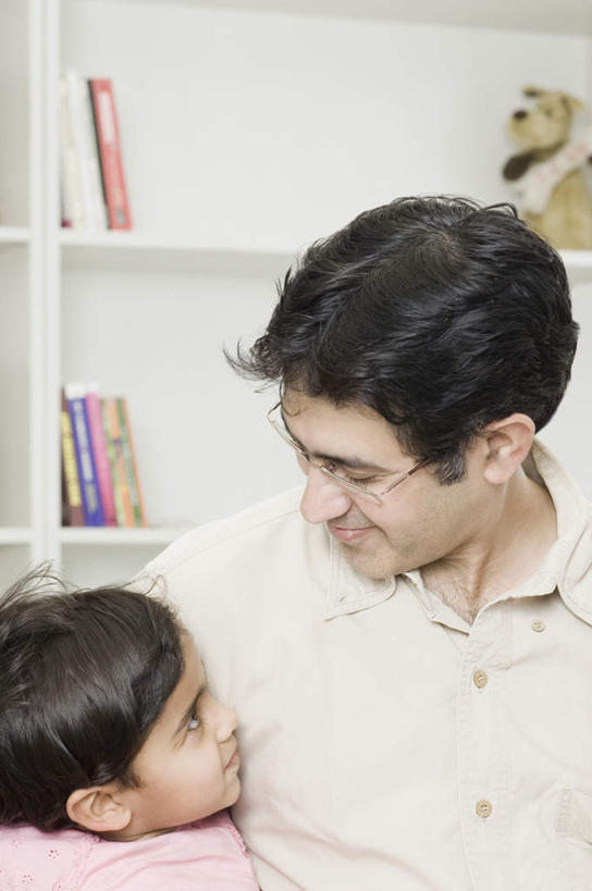 儿童,两个人,家庭,父亲,儿子,坐,抱,笑,微笑,露齿笑,竖图,室内,白天,正面,纯洁,书架,亚洲,戴,服装,眼镜,注视,休闲装,小孩,衣服,观察,看,休闲,温暖,温馨,父子,一家人,面对面,休闲服,父爱,可爱,童年,童趣,服饰,抱着,观看,和睦,察看,搂着,关注,近视眼镜,童真,烂漫,无邪,天真,男孩,男人,男性,年轻男性,亚洲人,印度人,孩子,年轻人,怀抱,搂,搂抱,相抱,拥抱,坐着,半身,彩图,融洽,男生