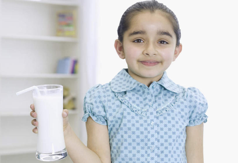 牛奶,儿童,一个人,站,横图,室内,白天,正面,纯洁,柜子,杯子,亚洲,仅一个女性,仅一个人,服装,朦胧,模糊,饮品,营养,拿,拿着,注视,休闲装,玻璃制品,饮料,小孩,衣服,水杯,观察,看,站着,仅一个小孩,休闲,休闲服,可爱,童年,童趣,服饰,观看,察看,乳制品,奶,牛乳,关注,童真,烂漫,无邪,安神,天真,女孩,女人,女性,亚洲人,印度人,孩子,玻璃杯,站立,半身,彩图,女生