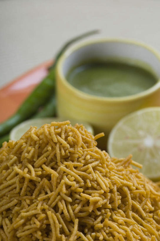 无人,竖图,俯视,室内,特写,白天,桌面,桌子,柠檬,辣椒,水果,一堆,堆叠,堆积,朦胧,模糊,新鲜,木制,陶瓷,调料,调味,酱料,酱汁,生食,香料,佐料,食品,果实,陶瓷制品,调味品,调味料,酱,食物,木制品,容器,碗,有机食品,绿色食品,储藏,堆,配料,储存,辣角,红海椒,大椒,辣虎,广椒,作料,益母果,柠果,辣子,红辣椒,海椒,番椒,彩图,高角度拍摄,贮存