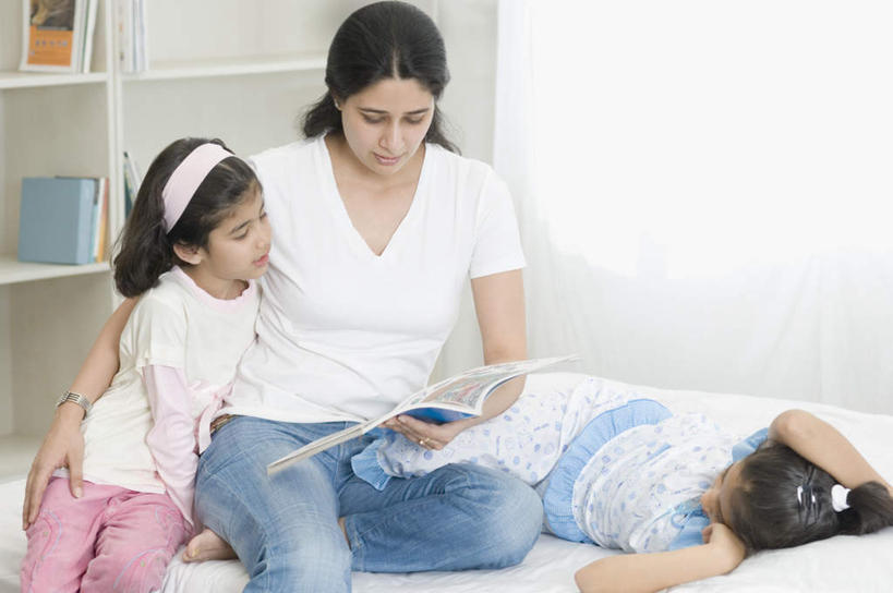 儿童,三个人,家庭,母亲,女儿,坐,抱,笑,微笑,露齿笑,横图,室内,白天,白色背景,正面,看书,阅读,纯洁,书籍,亚洲,一排,学习,服装,整齐,并列,并排,注视,休闲装,排列,小孩,衣服,书本,书柜,观察,看,休闲,温暖,温馨,母女,一家人,休闲服,书橱,可爱,母爱,童年,童趣,读书,浏览,摄影,服饰,影棚,抱着,观看,和睦,察看,搂着,队列,关注,平行,童真,烂漫,无邪,挡书板,书挡,书夹,书立,天真,年轻女性,女孩,女人,女性,亚洲人,印度人,孩子,年轻人,书,图书,怀抱,搂,搂抱,相抱,拥抱,坐着,半身,彩图,影棚拍摄,拍摄,融洽,女生