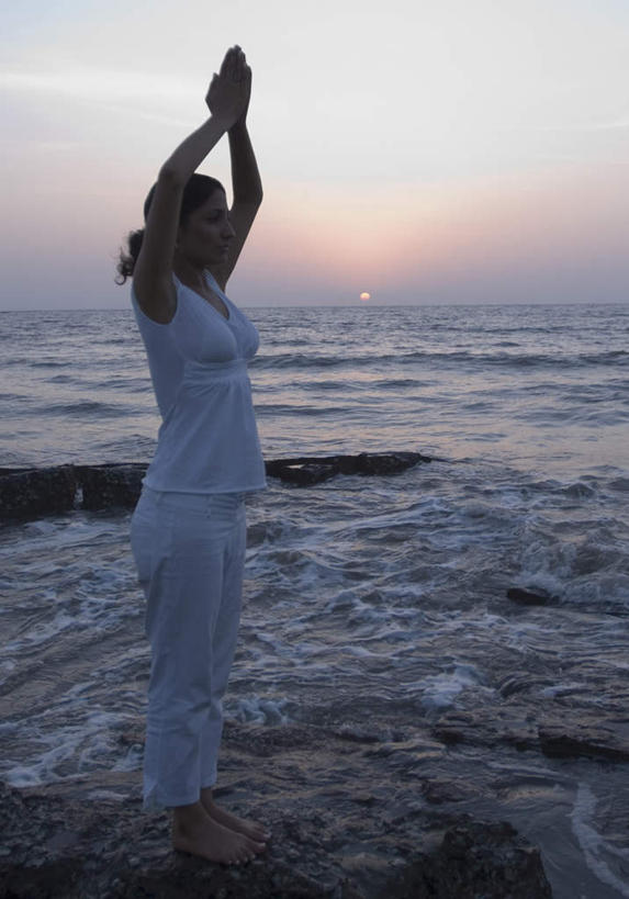 一个人,站,举,竖图,室外,白天,侧面,锻炼,旅游,度假,瑜伽,运动,日出,海浪,海洋,美景,沙滩,太阳,亚洲,仅一个年轻女性,仅一个女性,仅一个人,服装,沙子,海岸,景观,浪花,水平线,辽阔,朝霞,晨曦,海平线,黎明,沙地,祝福,注视,休闲装,娱乐,虔诚,衣服,阳光,自然,海水,观察,看,祈祷,双手合十,托,站着,享受,休闲,广阔,休闲服,景色,放松,养生,服饰,观看,一望无际,察看,关注,自然风光,感谢,合掌,海景,合十礼,合掌礼,合十,莲华合掌,感恩,无边无际,一马平川,体育,年轻女性,女人,女性,亚洲人,印度人,大海,风浪,海,海水的波动,海滩,近岸浪,涌浪,朝阳,举起,举手,举着,向上举,向上伸,向上托,站立,彩图,全身,健身,破晓,水天相接,水天一线