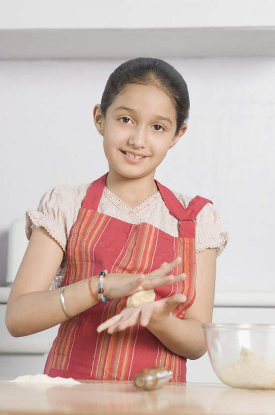 点心,汤团,儿童,一个人,站,竖图,室内,白天,正面,纯洁,桌面,桌子,玻璃,亚洲,仅一个女性,仅一个人,服装,木制,粉末,面粉,料理,食品,拿,粮食,拿着,注视,休闲装,美食,玻璃制品,食物,糕点,一个,小孩,衣服,木制品,容器,碗,观察,看,站着,仅一个小孩,休闲,休闲服,中式,粉,可爱,童年,童趣,服饰,单个,观看,储藏,农产品,察看,储存,关注,童真,汤圆,烂漫,无邪,原材料,元宵,粉状,天真,女孩,女人,女性,亚洲人,印度人,孩子,站立,半身,彩图,贮存,女生