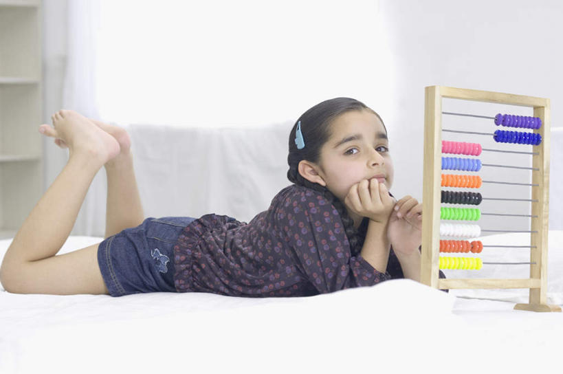 儿童,一个人,横图,彩色,室内,白天,侧面,纯洁,算盘,窗帘,床,柜子,卧室,玩具,亚洲,仅一个女性,仅一个人,撑,服装,古老,装饰,计算,科学,双人床,办公用品,床单,托腮,注视,休闲装,文化,被子,传统,小孩,衣服,帘子,观察,看,趴着,托,仅一个小孩,休闲,休闲服,遮阳,可爱,童年,童趣,理财,财务,服饰,观看,五颜六色,华丽,修饰,色彩斑斓,点缀,察看,被单,关注,数学,托下巴,五彩缤纷,童真,烂漫,无邪,衬托,美观,雅致,雅观,五彩斑斓,五光十色,天真,珠算,女孩,女人,女性,亚洲人,印度人,孩子,趴,彩图,全身,睡房,卧房,女生