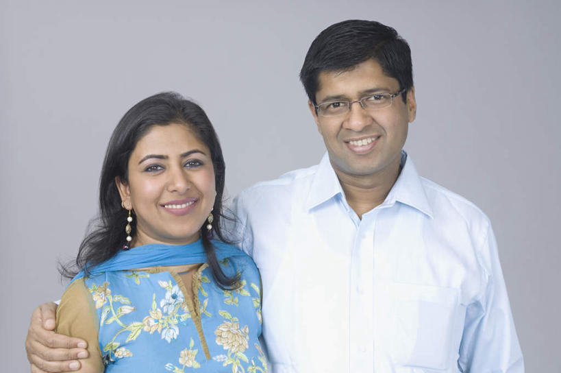 两个人,家庭,夫妻,站,抱,笑,微笑,露齿笑,横图,室内,白天,正面,爱情,亚洲,戴,灰色背景,服装,眼镜,浪漫,注视,休闲装,衣服,观察,看,站着,休闲,温暖,温馨,一家人,休闲服,恩爱,恋人,摄影,服饰,影棚,抱着,观看,和睦,察看,搂着,关注,近视眼镜,男人,男性,年轻男性,年轻女性,女人,女性,亚洲人,印度人,年轻人,夫妇,情侣,怀抱,搂,搂抱,相抱,拥抱,站立,半身,彩图,影棚拍摄,拍摄,伴侣,融洽