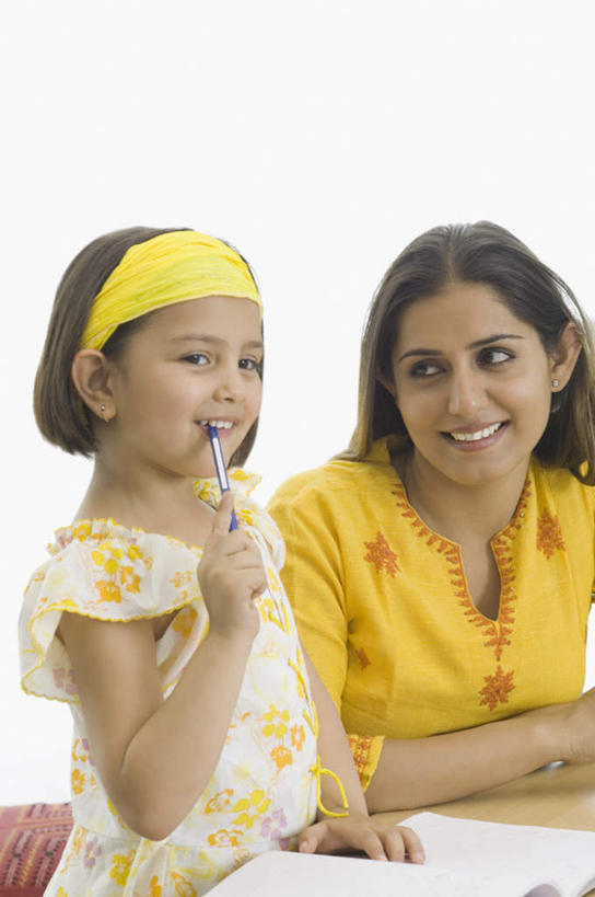 儿童,两个人,家庭,母亲,女儿,餐厅,站,坐,竖图,室内,白天,正面,纯洁,餐桌,桌面,桌子,亚洲,服装,装饰,笔,办公用品,记事本,注视,休闲装,文具,小孩,衣服,本子,笔记本,发箍,发饰,铅笔,饰品,学习用品,观察,看,站着,休闲,温暖,温馨,母女,一家人,休闲服,可爱,母爱,童年,童趣,服饰,餐台,头箍,观看,文具用品,和睦,察看,关注,发卡,童真,烂漫,无邪,配饰,天真,年轻女性,女孩,女人,女性,亚洲人,印度人,孩子,年轻人,站立,坐着,半身,彩图,融洽,女生