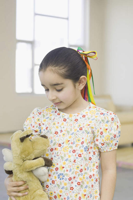 儿童,一个人,站,竖图,室内,白天,正面,游戏,纯洁,窗户,窗帘,玩具,亚洲,仅一个女性,仅一个人,服装,装饰,拿,玩,拿着,注视,休闲装,娱乐,玻璃窗,小孩,衣服,帘子,观察,看,站着,仅一个小孩,休闲,休闲服,遮阳,可爱,童年,童趣,益智,服饰,观看,活动,华丽,修饰,点缀,察看,发泄,关注,消遣,智力,童真,烂漫,无邪,宣泄,衬托,美观,雅致,雅观,天真,女孩,女人,女性,亚洲人,印度人,孩子,玩耍,嬉戏,站立,半身,彩图,女生