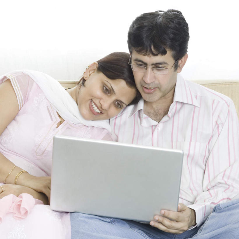 两个人,家庭,夫妻,坐,笑,微笑,露齿笑,横图,室内,白天,正面,爱情,电脑,笔记本电脑,沙发,卧室,亚洲,服装,网络,浪漫,注视,休闲装,通讯设备,衣服,观察,看,休闲,温暖,温馨,一家人,休闲服,恩爱,恋人,服饰,观看,和睦,察看,无线,关注,通信设备,无线网络,布艺沙发,无线上网,便携式电脑,手提电脑,男人,男性,年轻男性,年轻女性,女人,女性,亚洲人,印度人,年轻人,夫妇,情侣,坐着,半身,彩图,睡房,卧房,伴侣,融洽